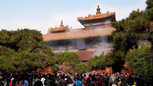 春节雍和宫庙会祈福视频的预览图
