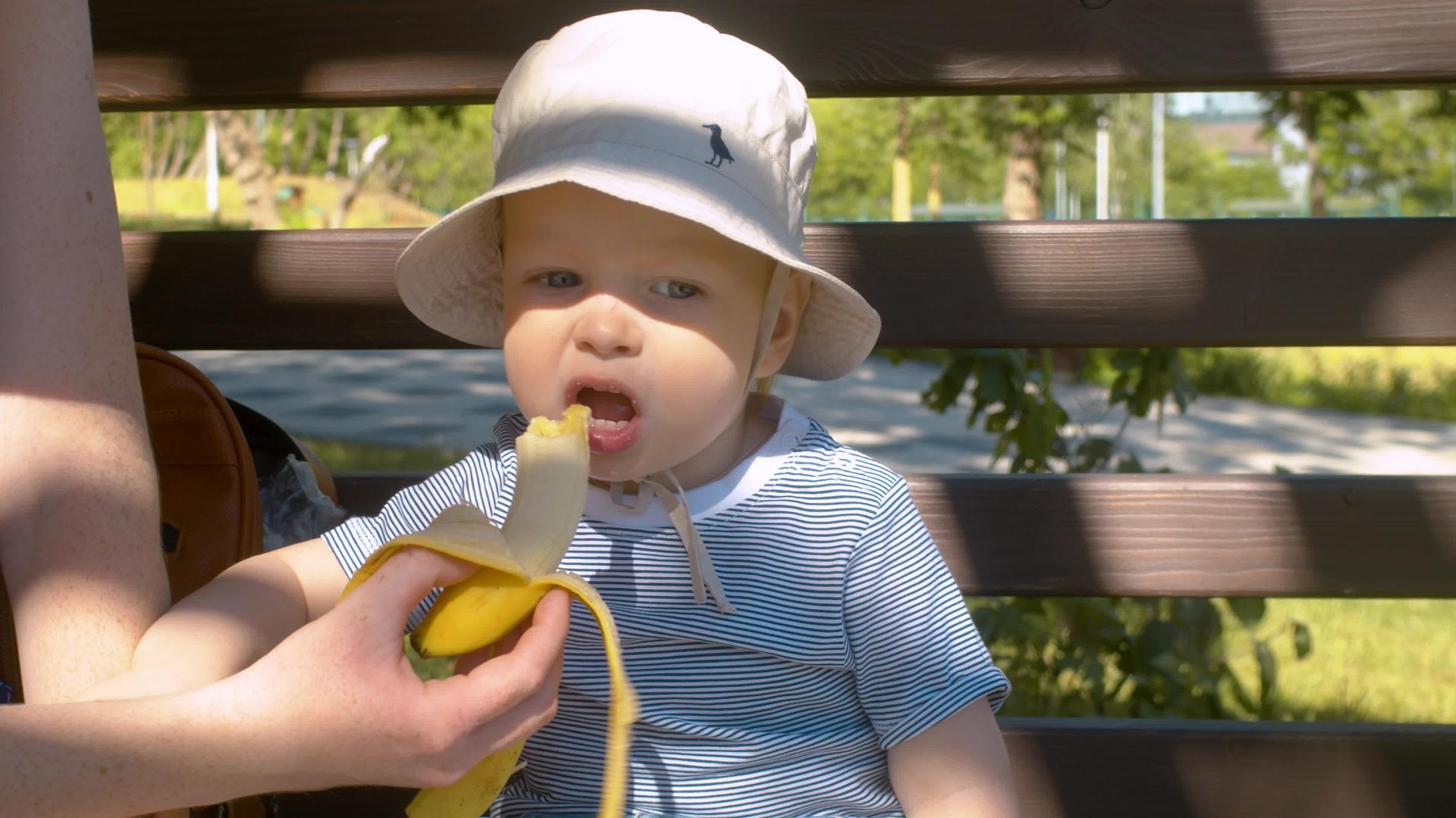 婴儿在公园里吃香蕉视频的预览图