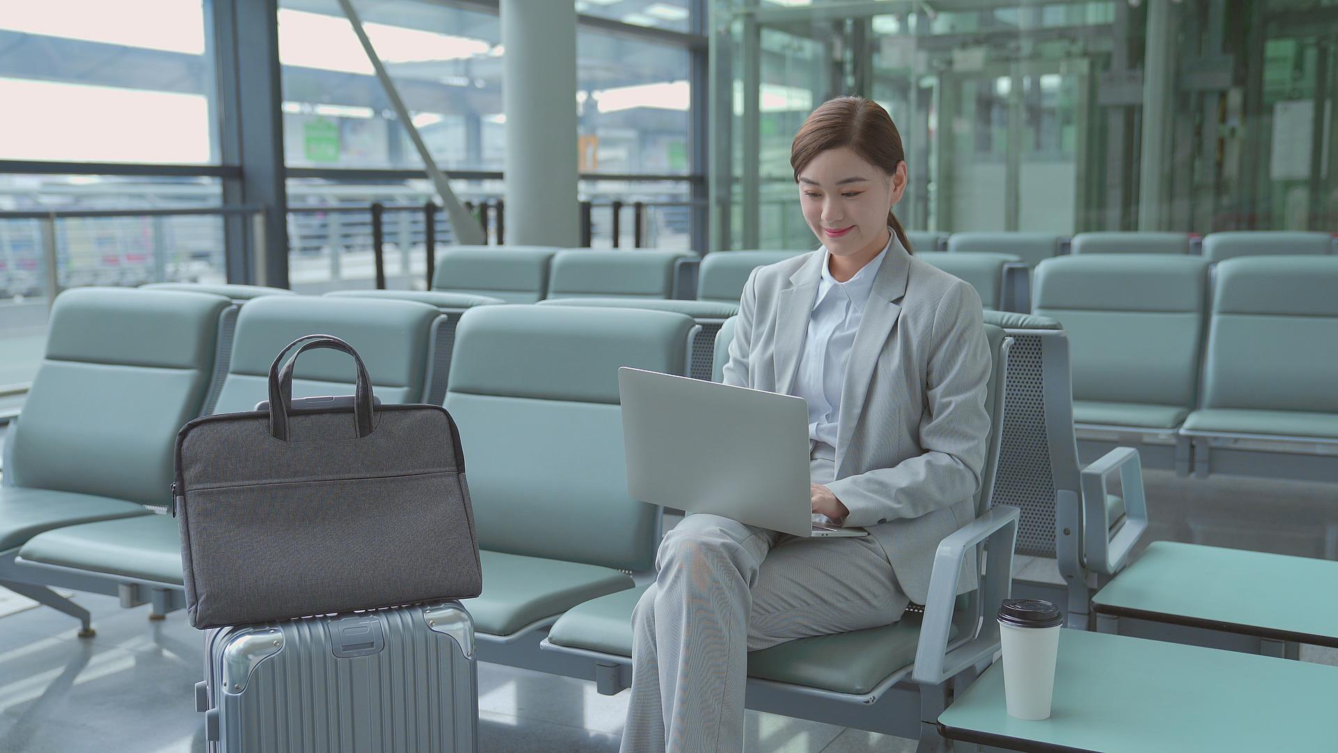 机场候机厅使用笔记本电脑的女性视频的预览图
