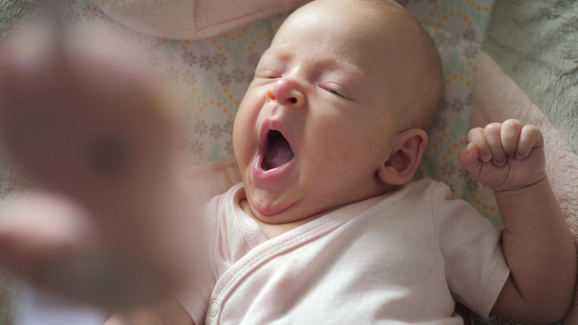 女婴打哈哈哈哈的慢动作视频的预览图