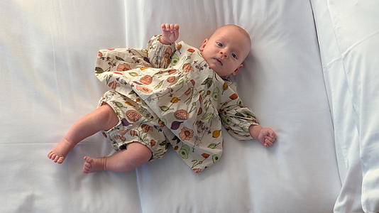 一个三个月大的女婴躺在床上视频的预览图