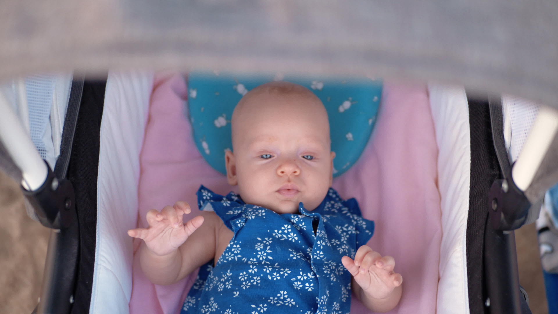 可爱的蓝眼睛女婴露天露天视频的预览图