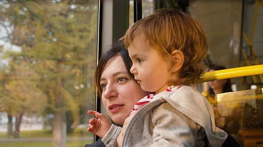 母亲和女儿乘坐移动巴士视频的预览图