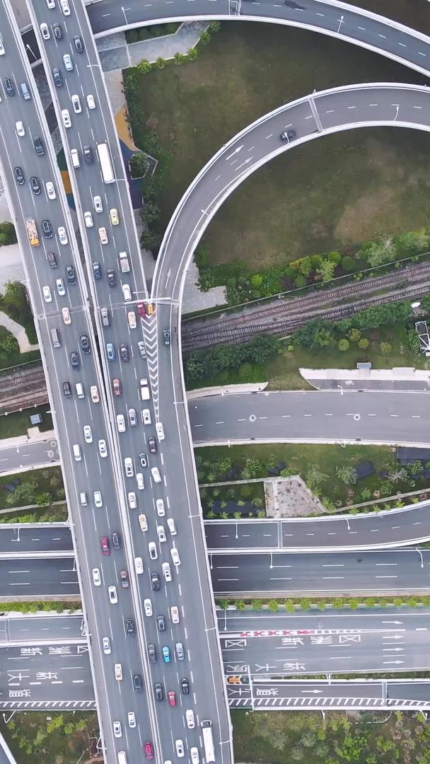 航拍城市风光立体交通高架桥道路熙熙攘攘的交通堵塞材料视频的预览图
