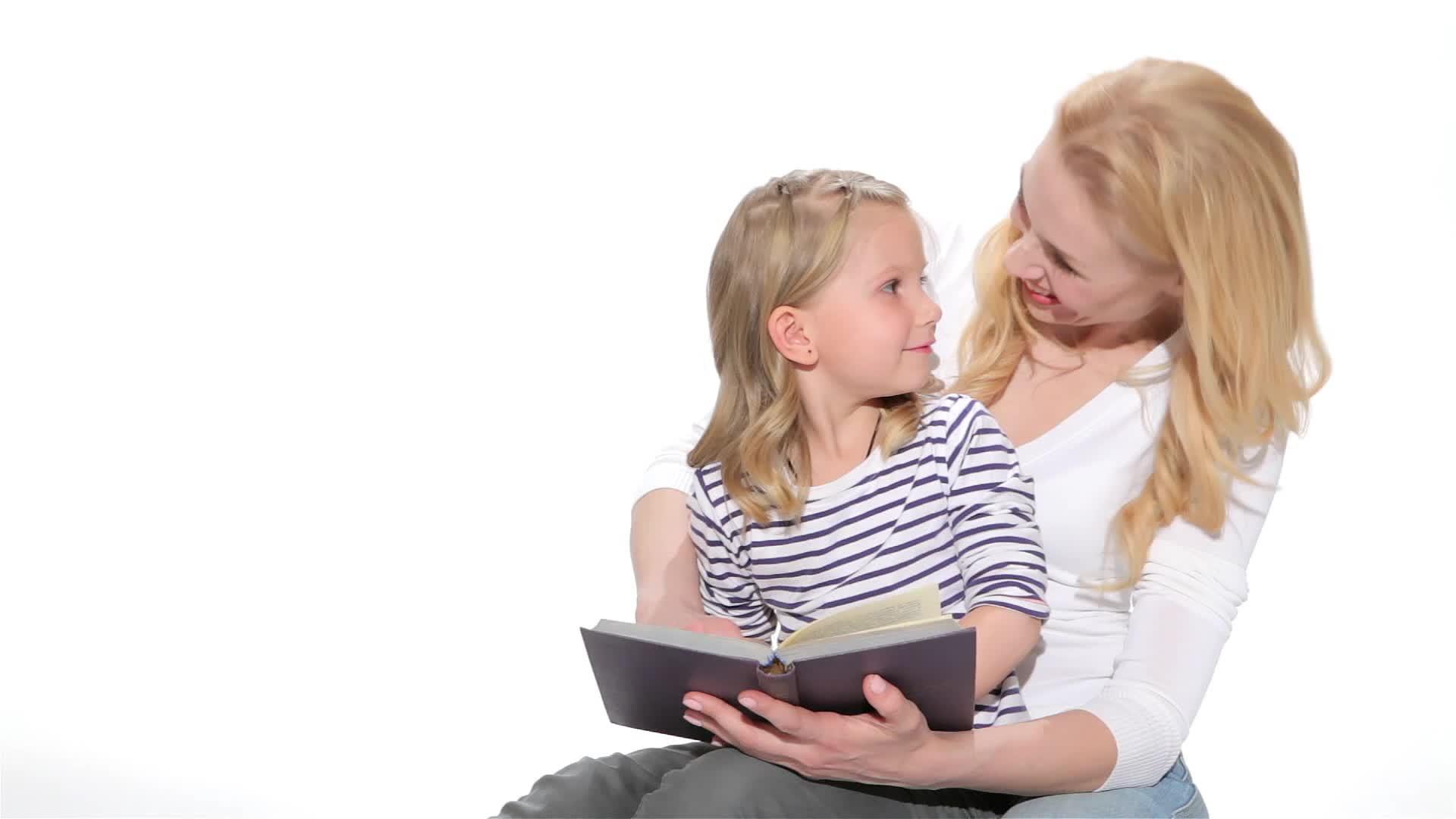 母亲和孩子读书视频的预览图