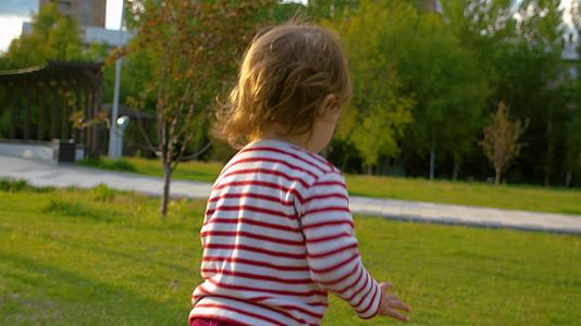 小女孩在公园里散步视频的预览图