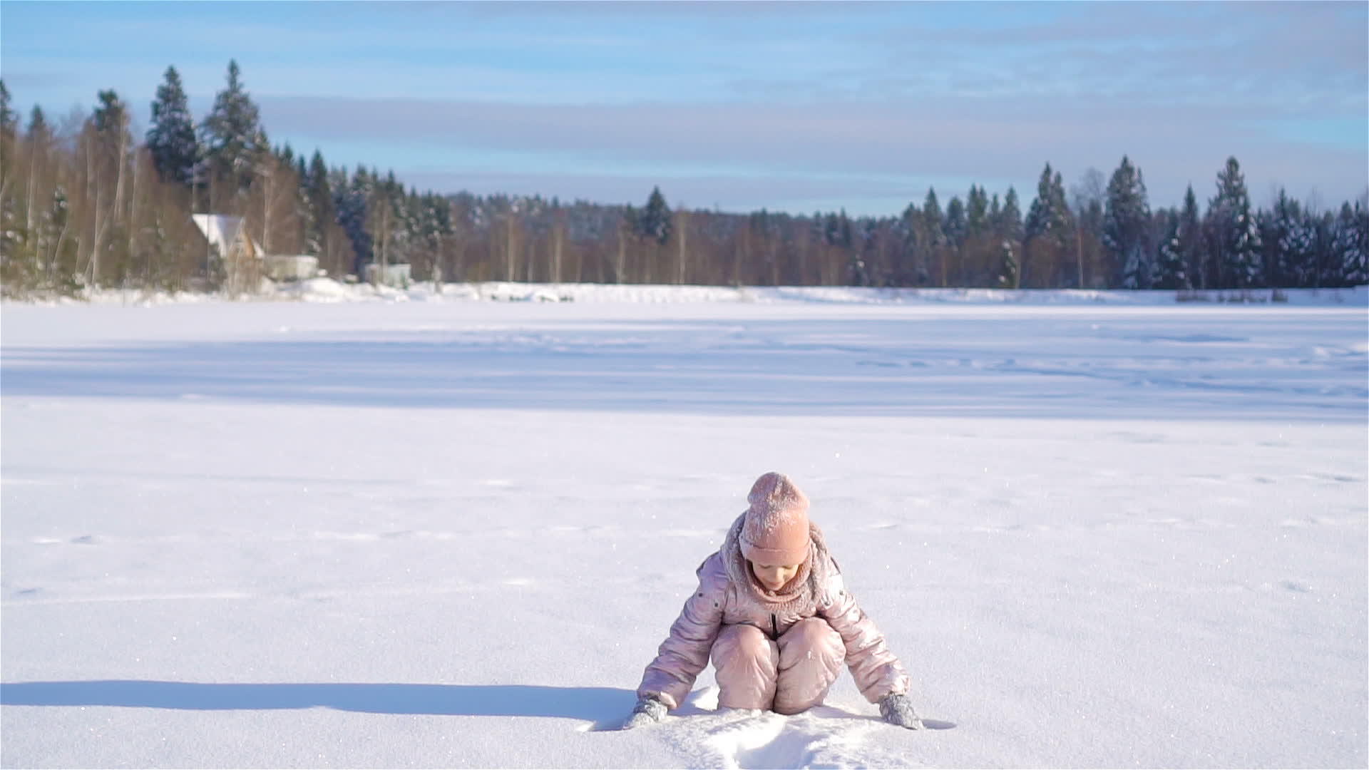 孩子们在山上滑雪孩子们的冬季运动视频的预览图