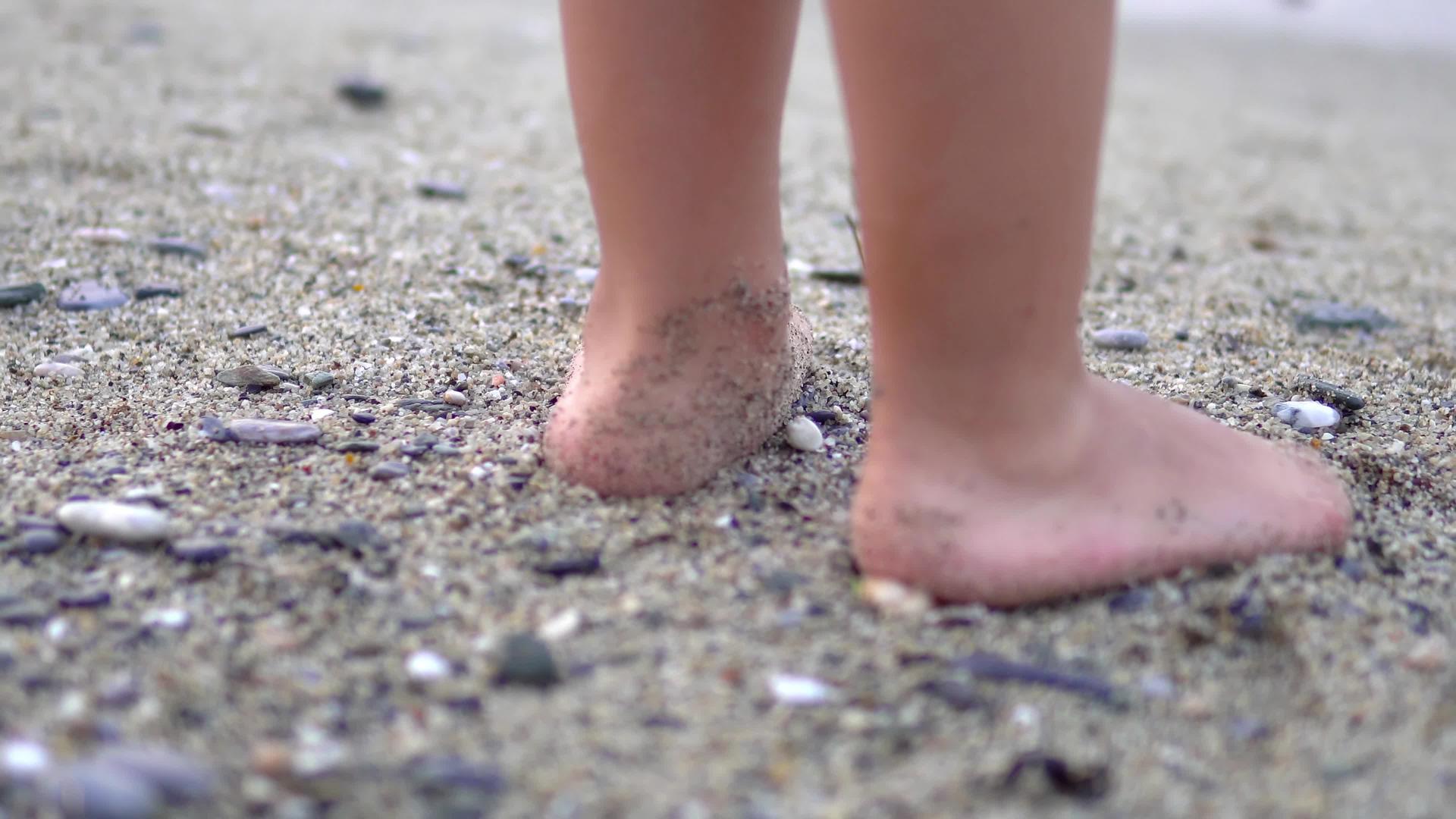 婴儿脚在海滩上迈出了第一步视频的预览图