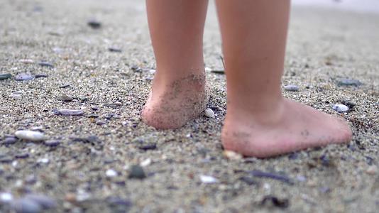 婴儿脚在海滩上迈出了第一步视频的预览图