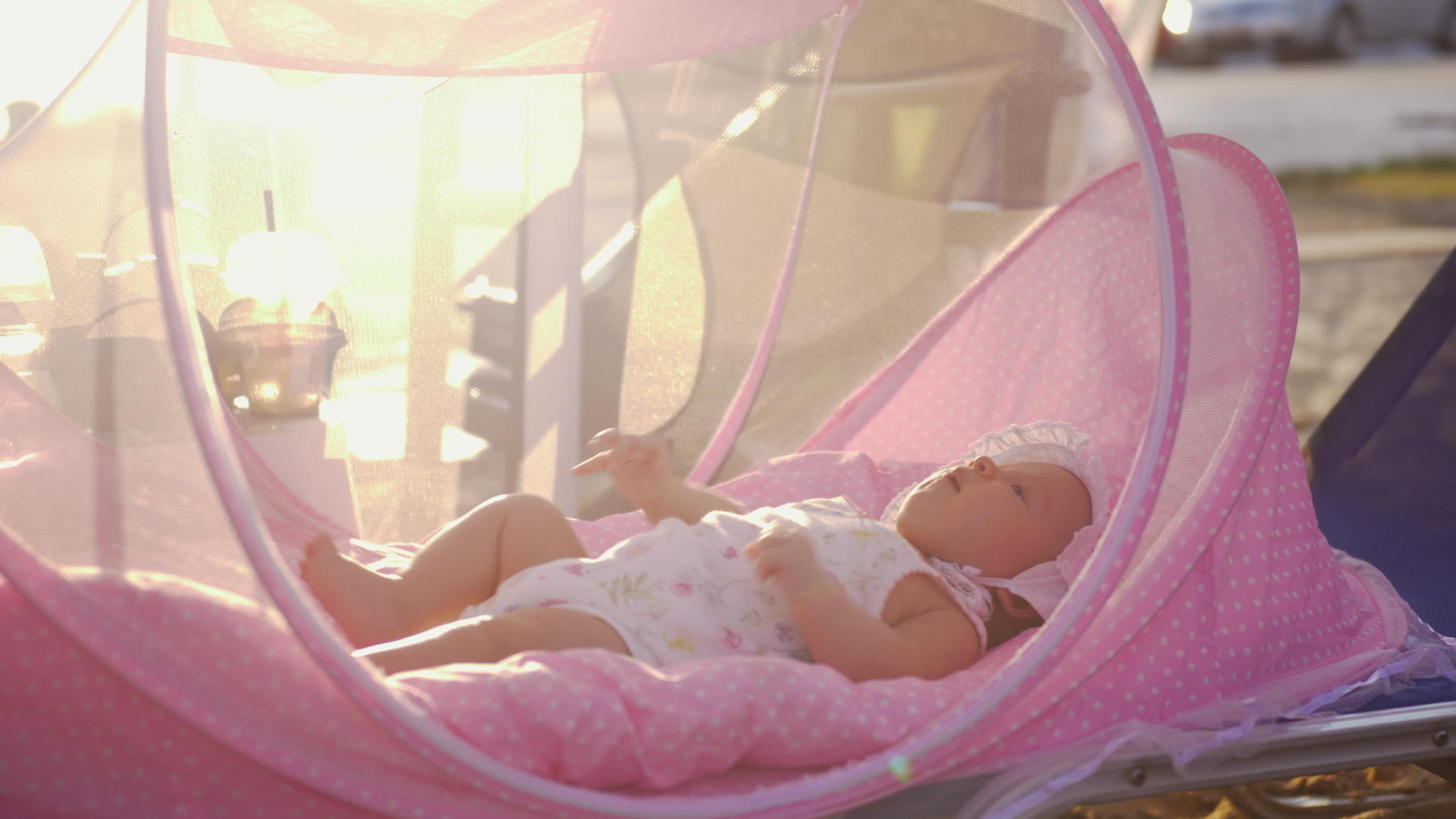 夏天户外露天的粉红色贝斯尼特婴儿视频的预览图