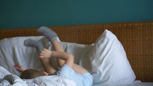 小男孩在床上踢小男孩视频的预览图