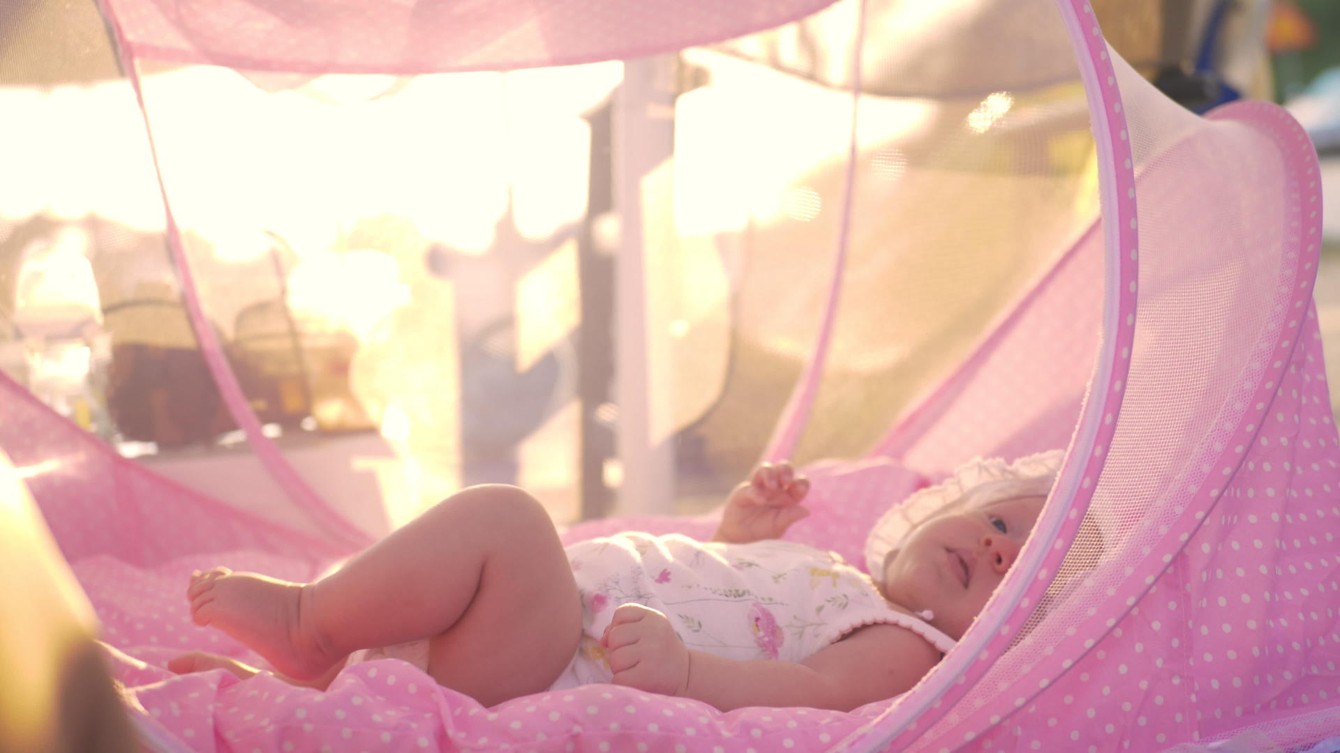 粉色贝斯尼特睡在户外视频的预览图