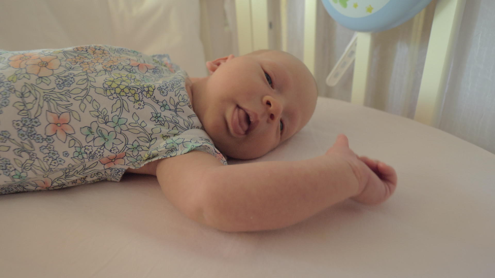 白天在婴儿床的新生女婴视频的预览图