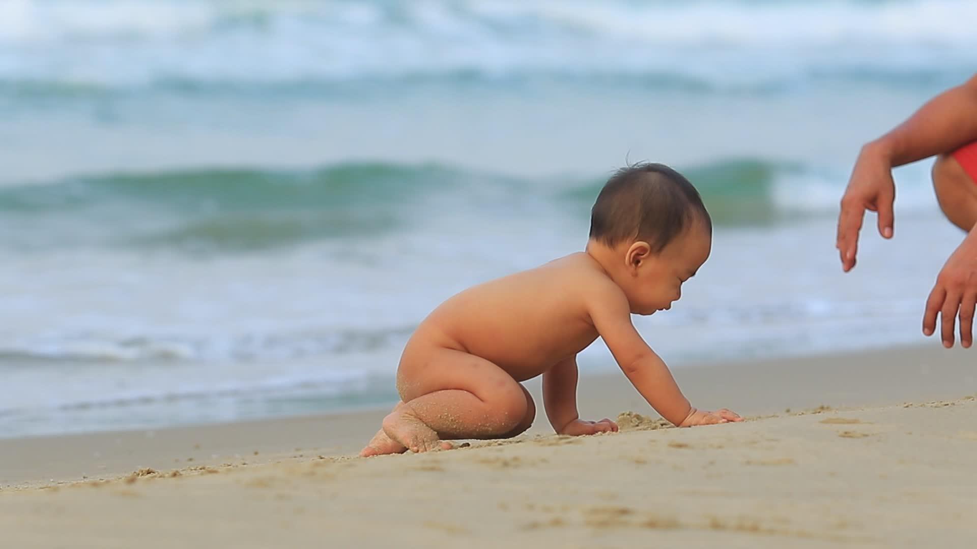 亚洲婴儿在海边爬行视频的预览图