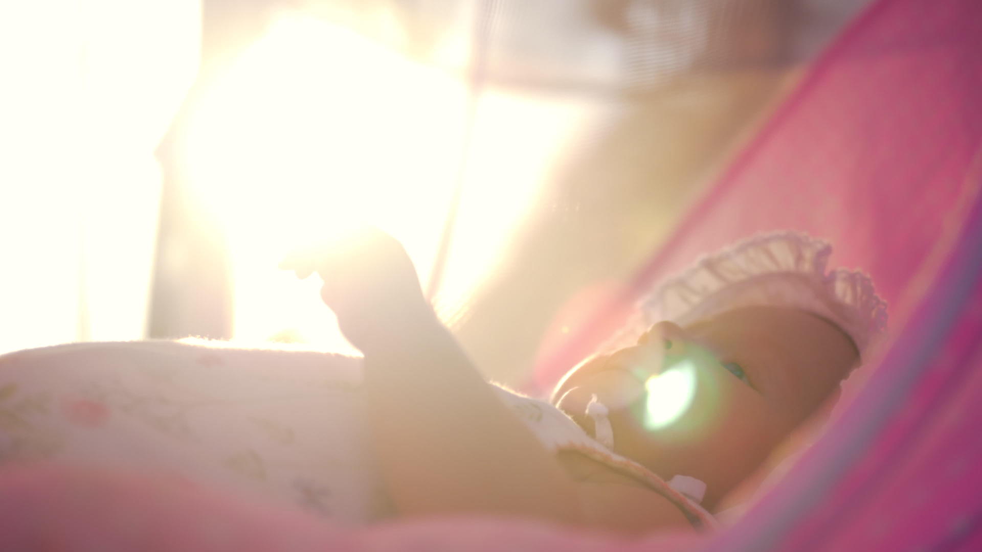 阳光下的户外女婴视频的预览图