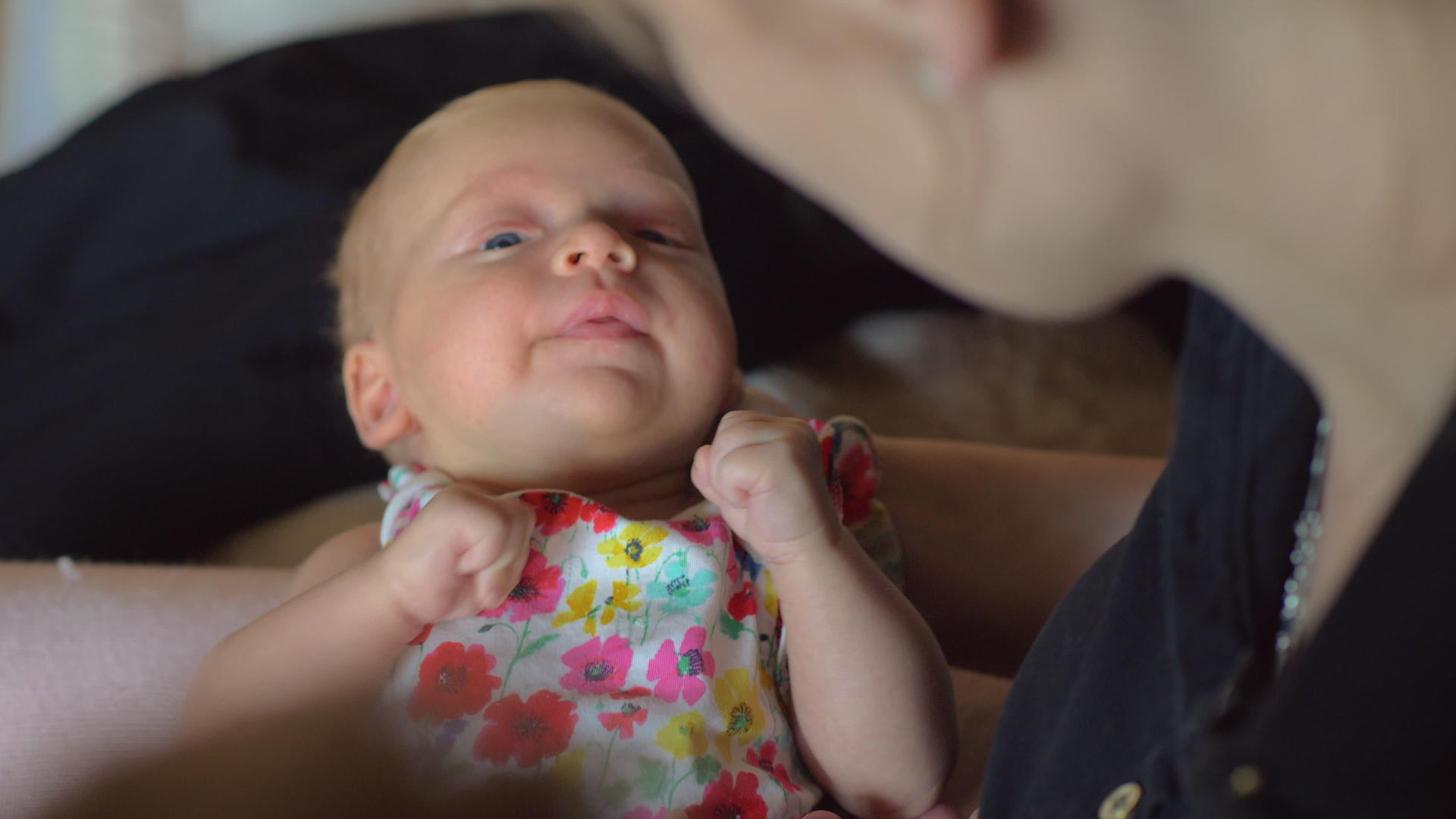 母亲怀抱着一个两个月的婴儿女婴视频的预览图