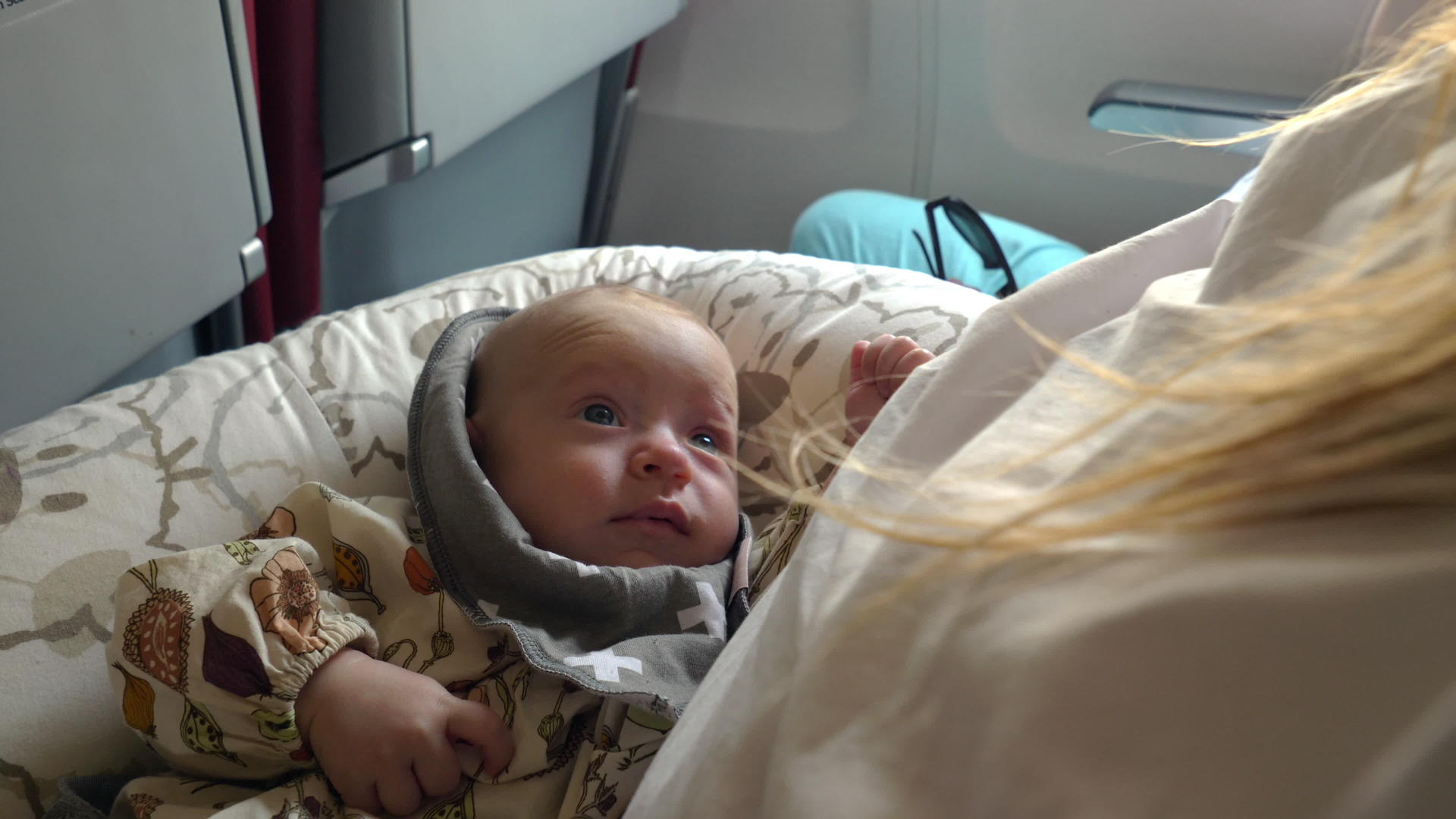 一个三个月大的女婴在飞行中微笑着看着她的母亲看着她的母亲视频的预览图