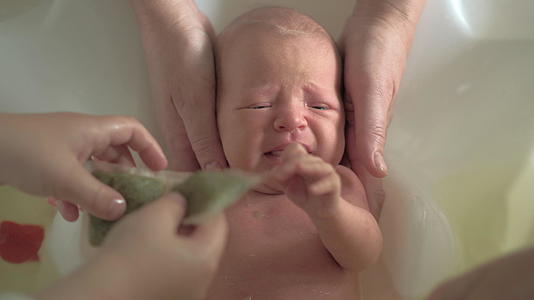 新生儿害怕洗澡视频的预览图