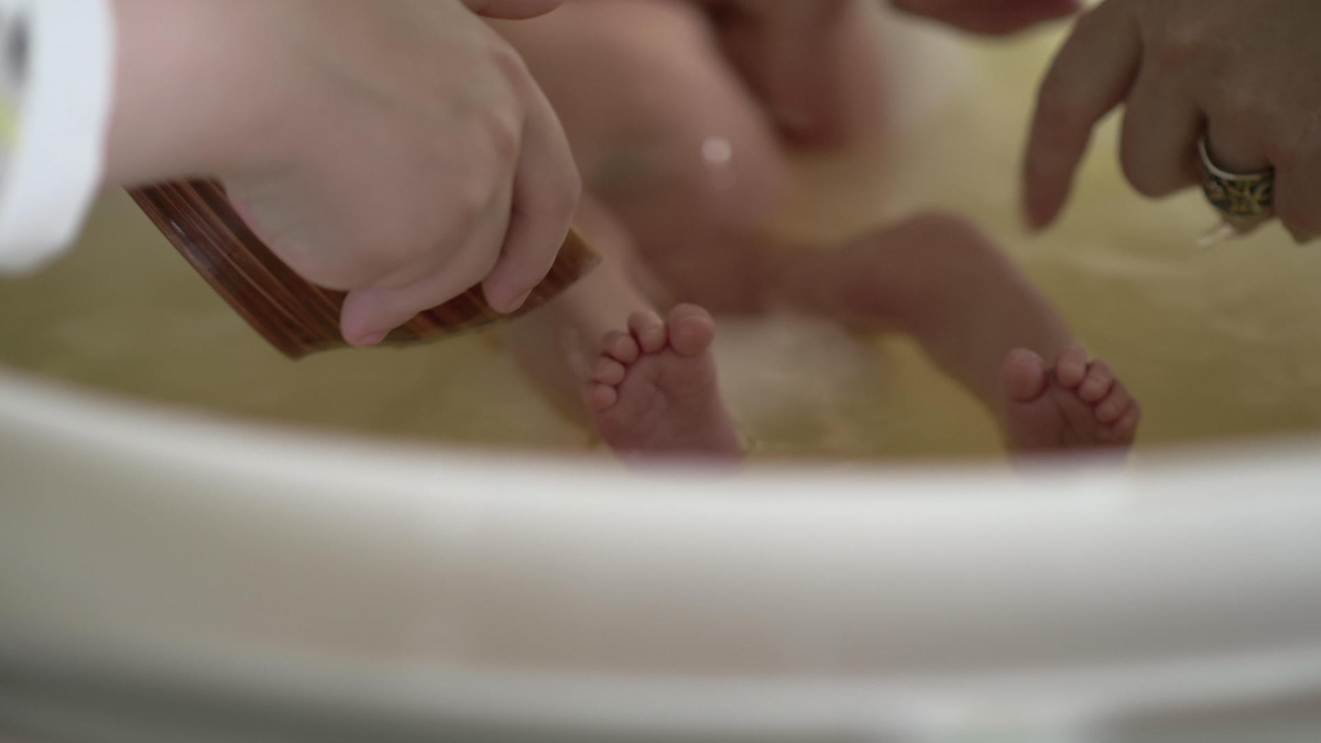 母亲给新生婴儿洗澡视频的预览图