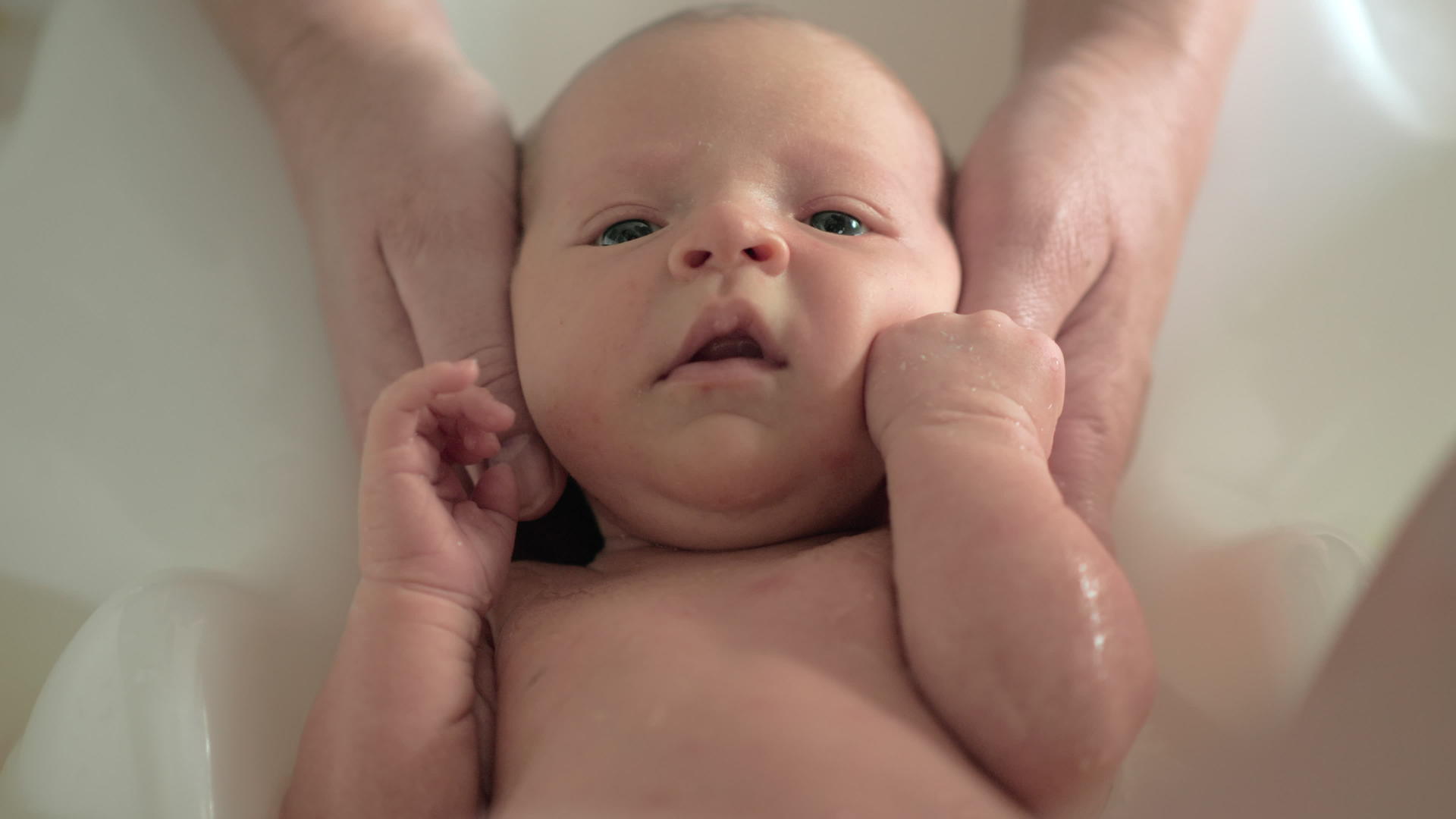 新生婴儿第一次洗澡视频的预览图