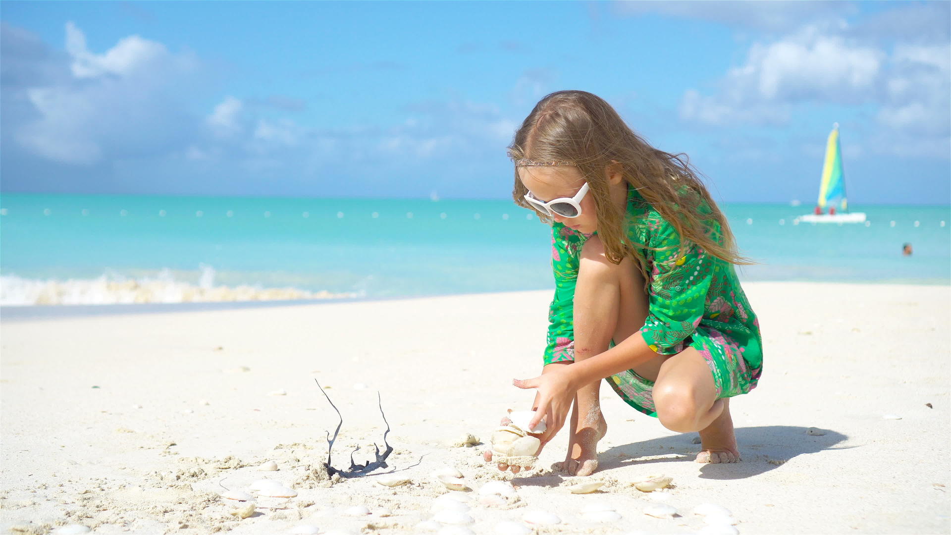可爱的小女孩在热带海滩上视频的预览图