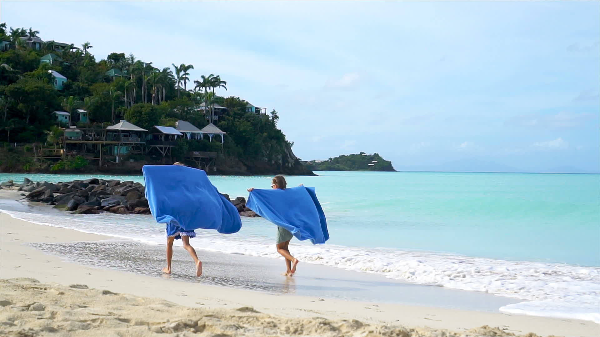 小女孩在热带度假期间享受海滩毛巾视频的预览图