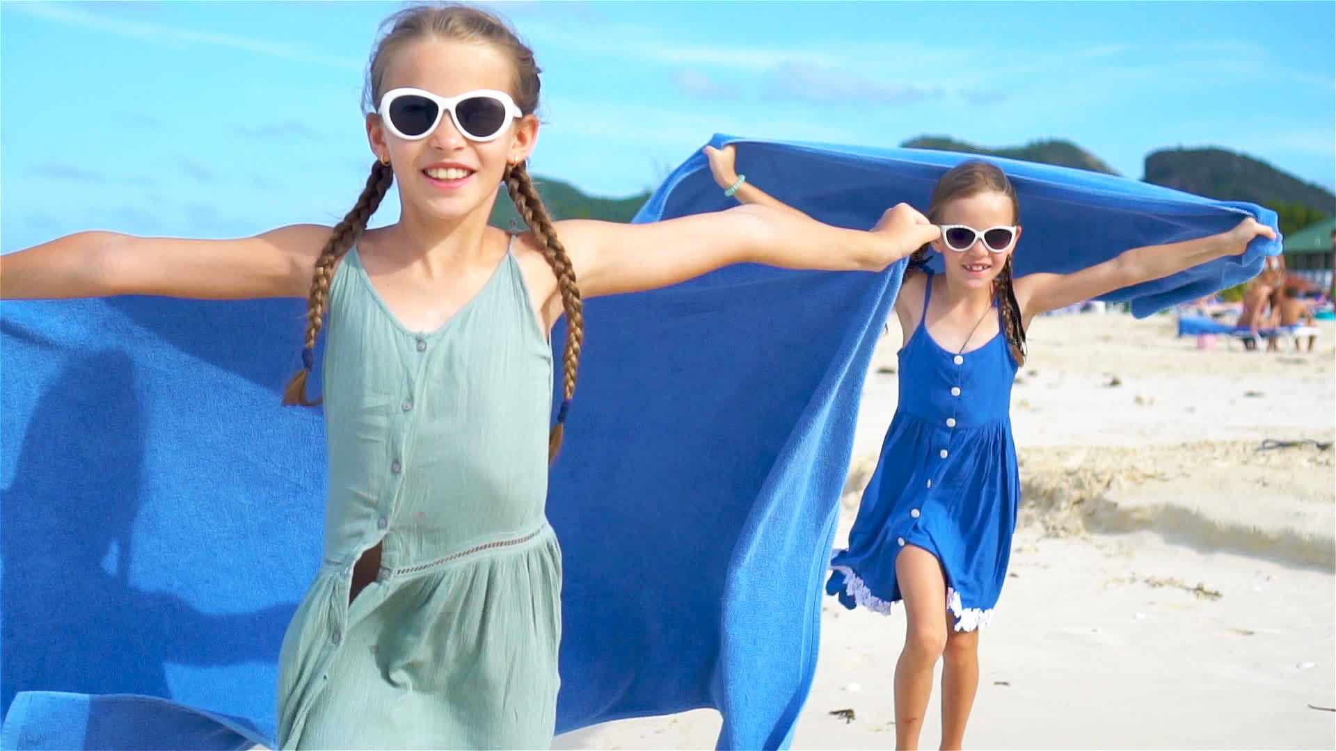 小女孩在热带度假期间享受海滩毛巾的乐趣视频的预览图