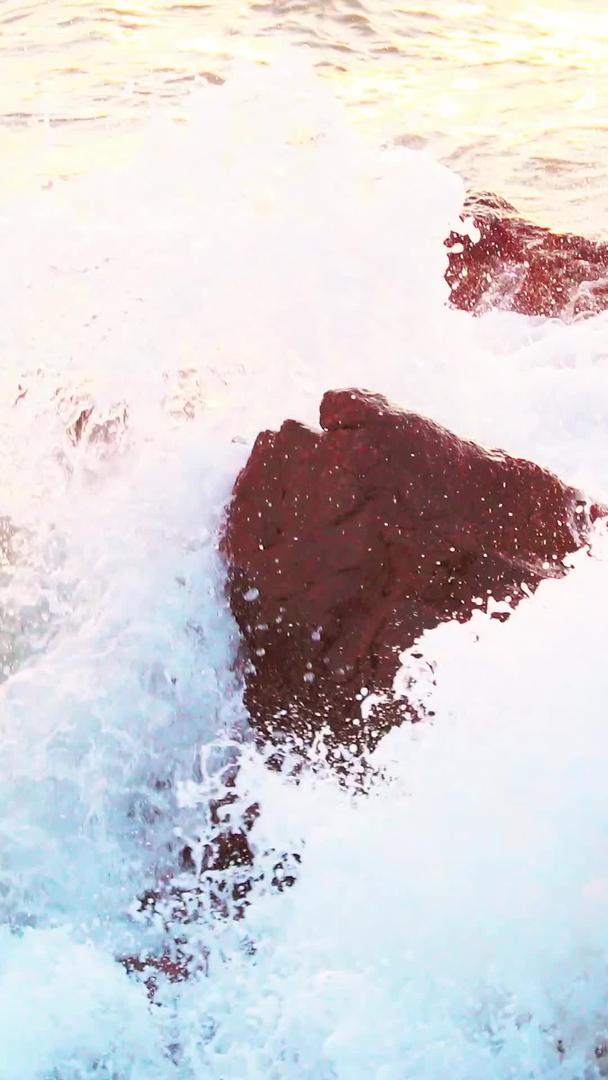 白海浪拍打红色礁石视频的预览图