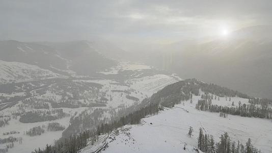 冬季日落山谷寒雾视频的预览图