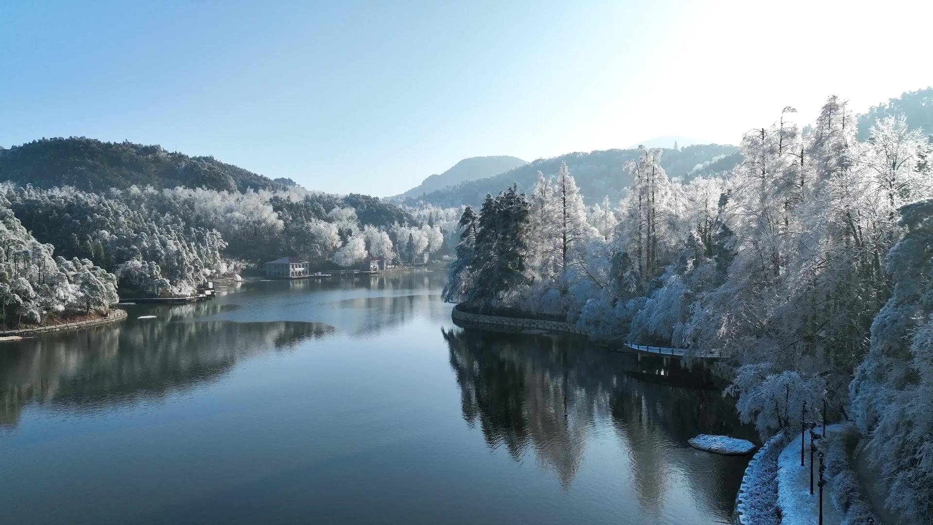 4K航拍冬季自然风光庐山雪景雾凇雪松雪山视频的预览图
