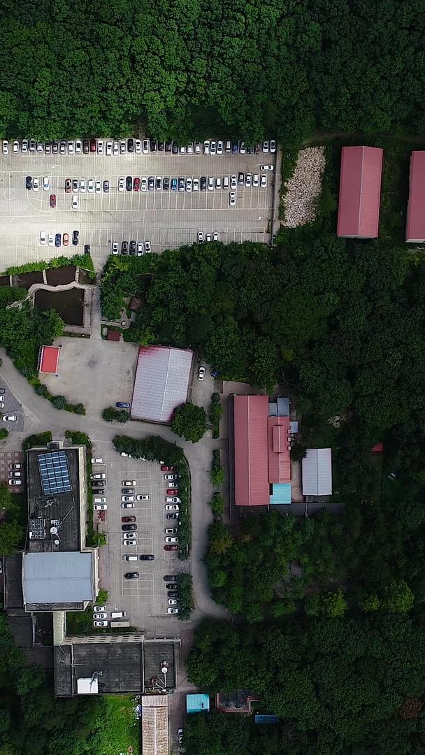 大型停车场在高清航拍森林中视频的预览图