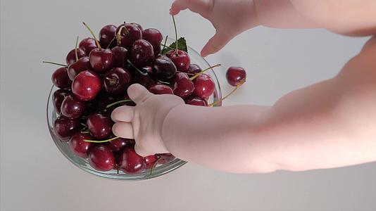 蒙台梭利儿童试图通过触觉感知手指来实现浆果的发展视频的预览图