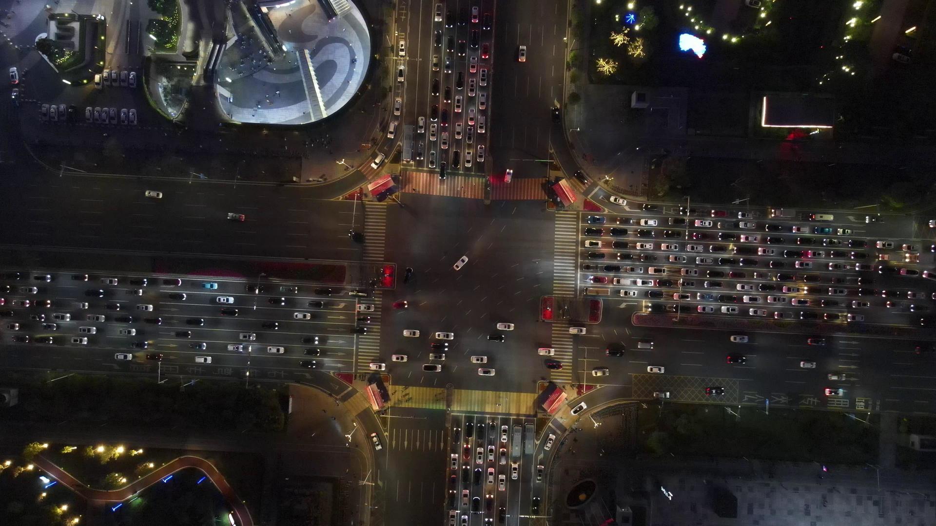 俯拍城市夜晚下班高峰期拥堵交通视频的预览图