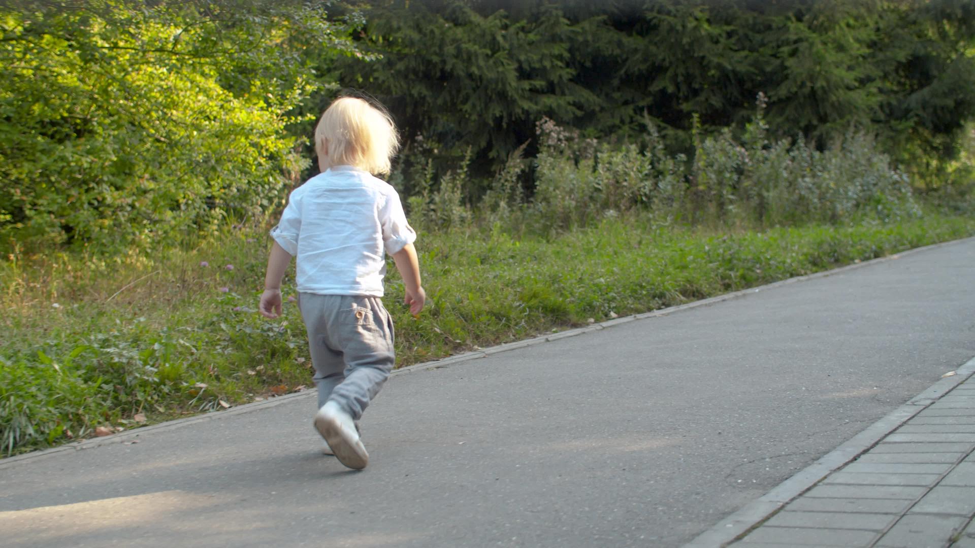 小男孩走在公园的路上视频的预览图