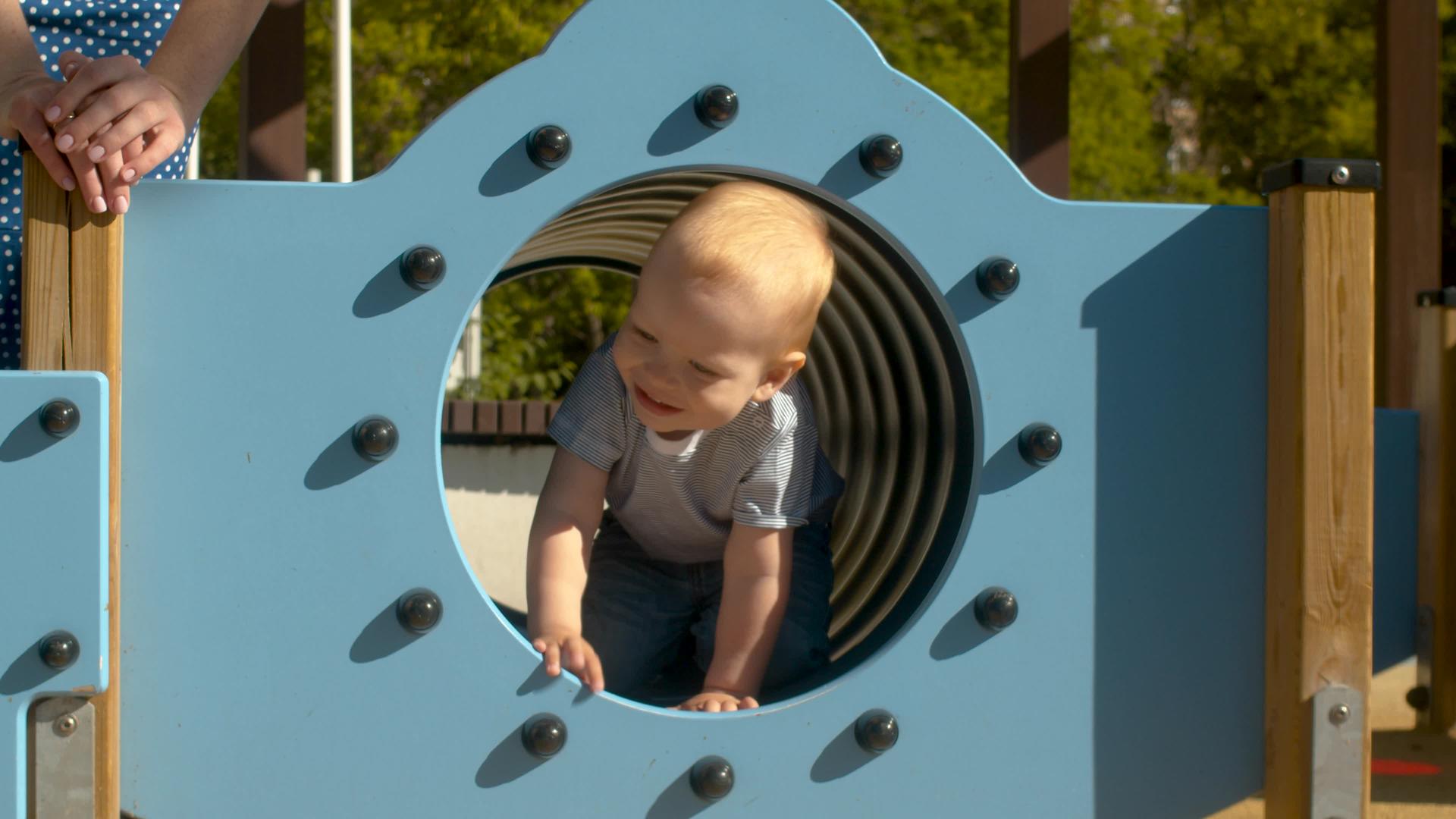 男孩宝宝爬进管子里视频的预览图