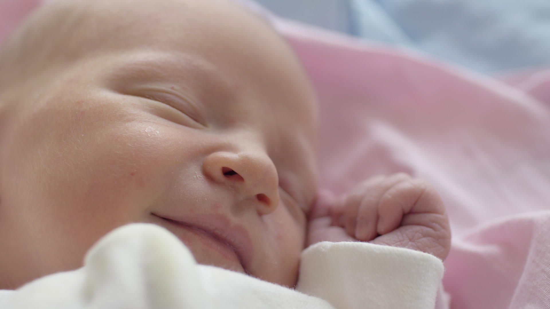睡着的女婴微笑的嘴唇视频的预览图