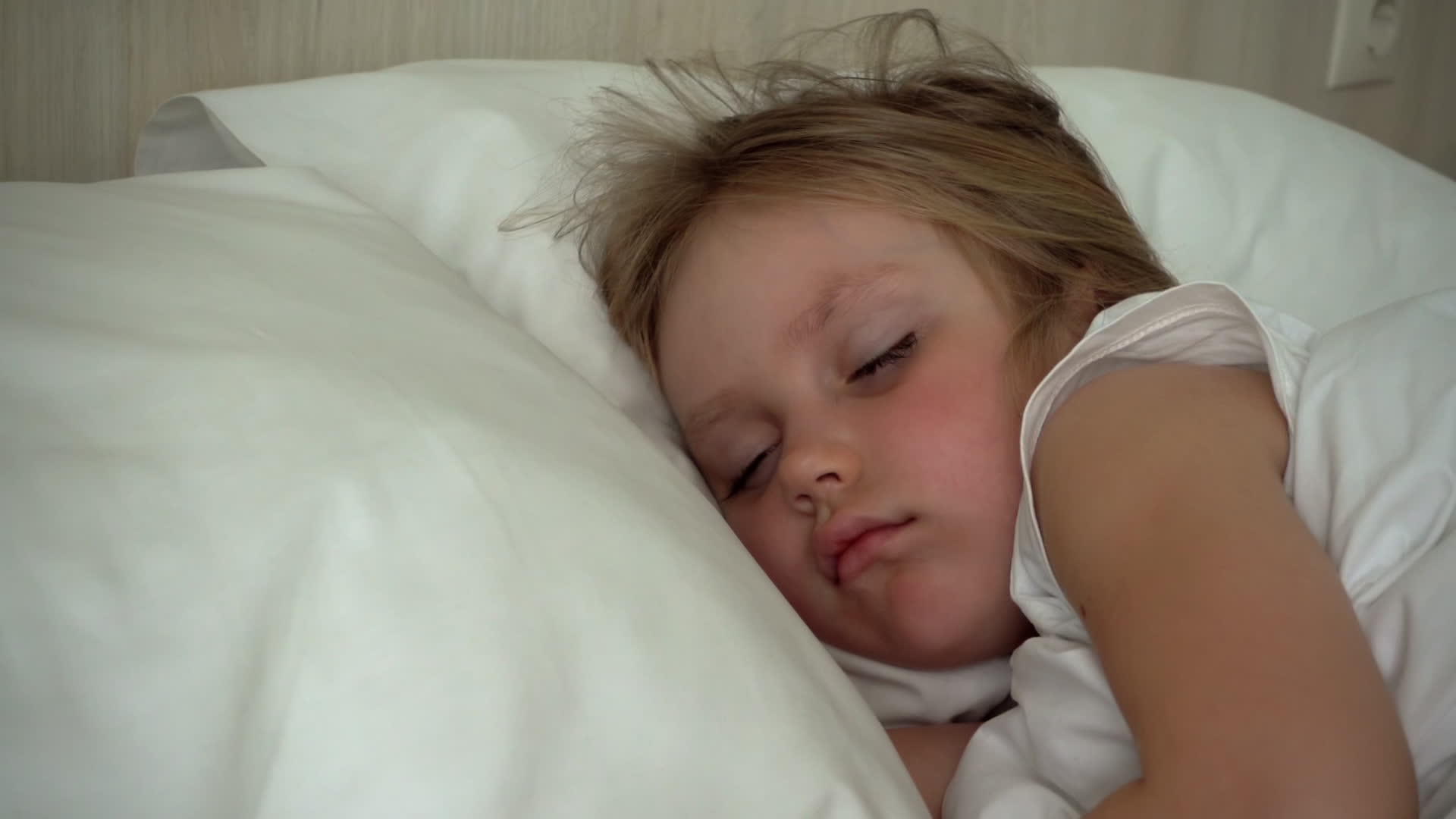 婴儿睡在床上视频的预览图