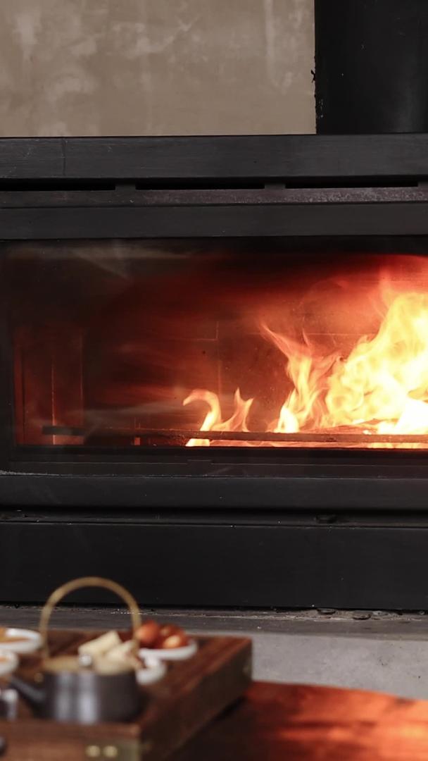 房间内燃烧的壁炉视频的预览图