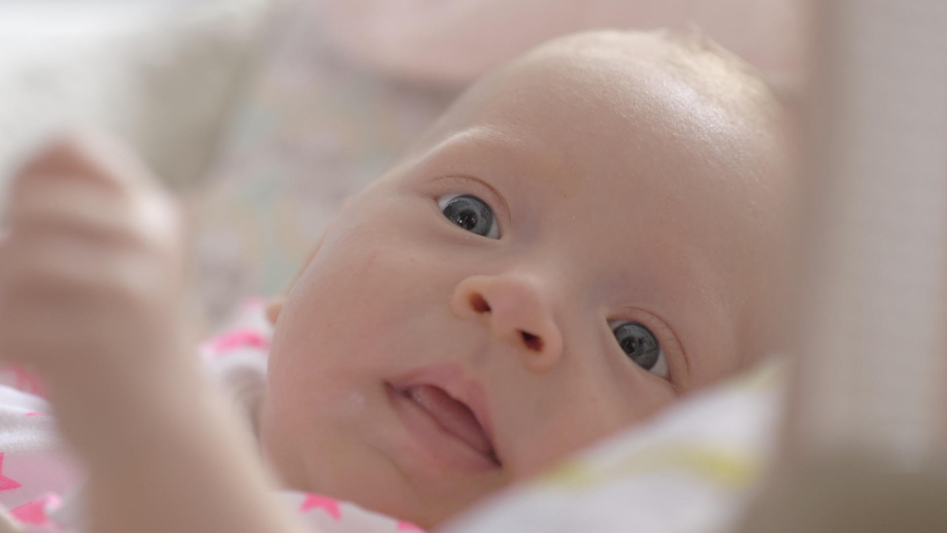 可爱活跃的两个月女婴室内肖像画视频的预览图