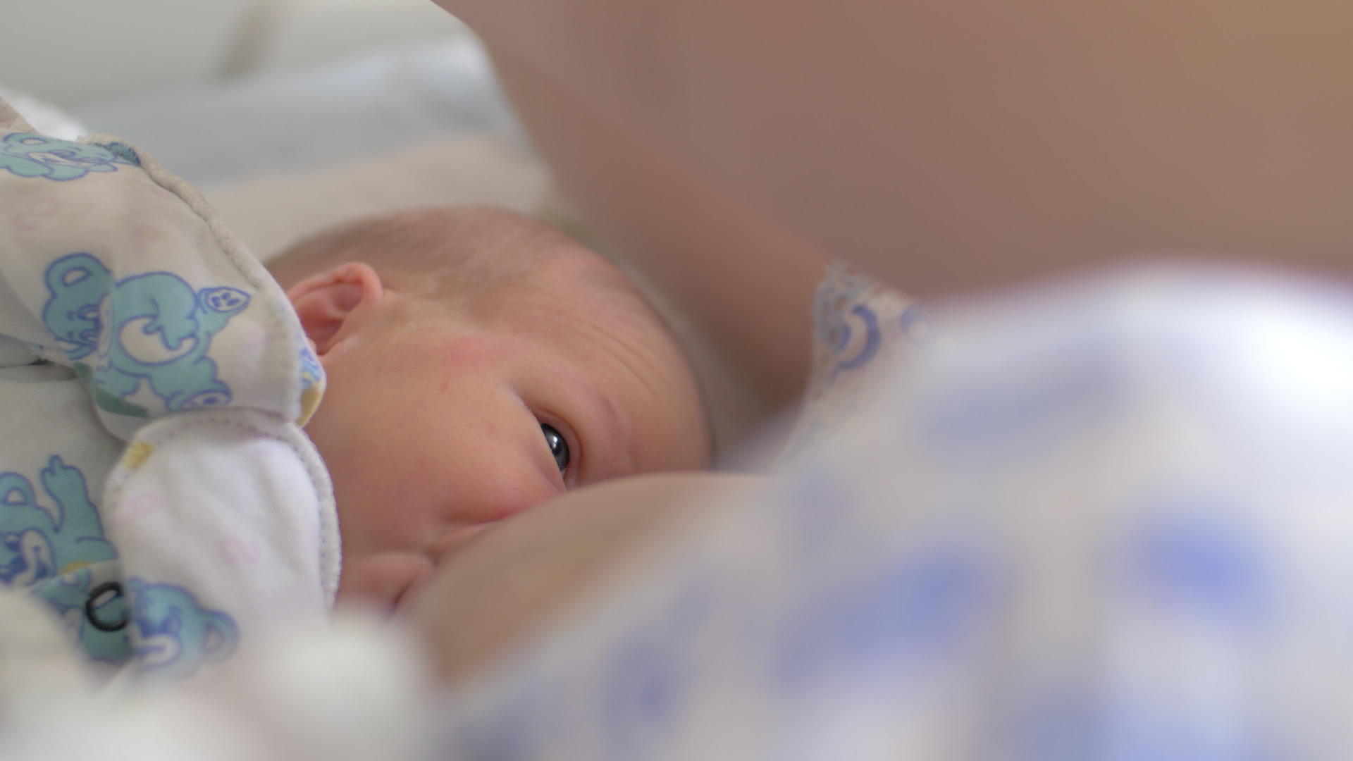 妇产医院新生儿母乳喂养量视频的预览图