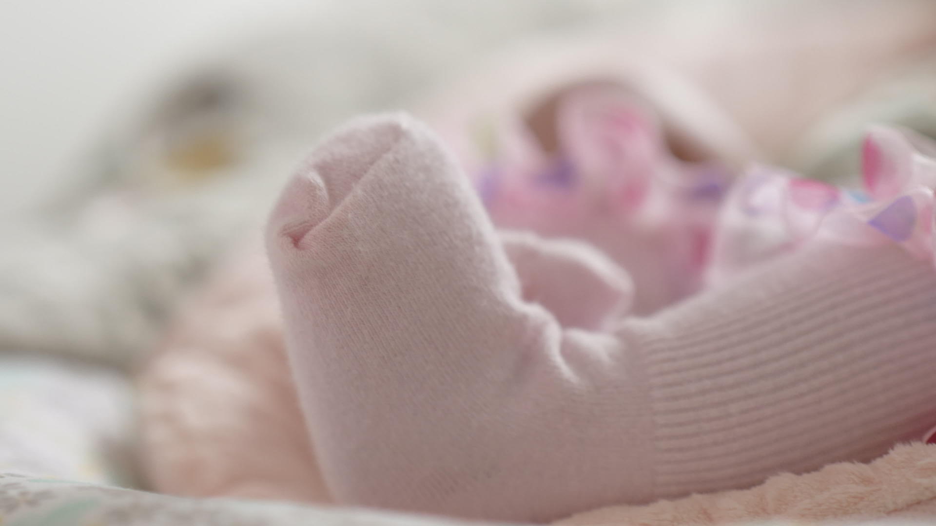 穿着粉色袜子的女婴脚视频的预览图