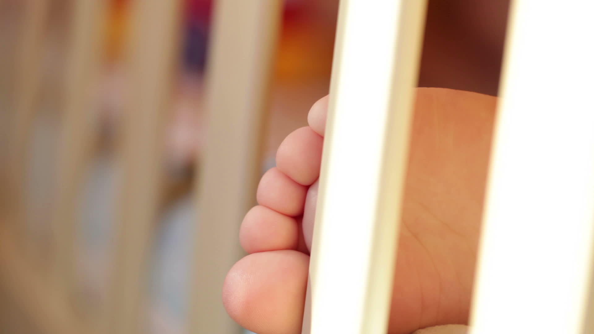 婴儿脚闭在阳光下视频的预览图