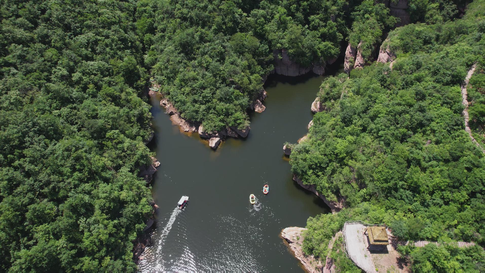 航拍5A龙潭大峡谷景区龙山天池航拍视频视频的预览图