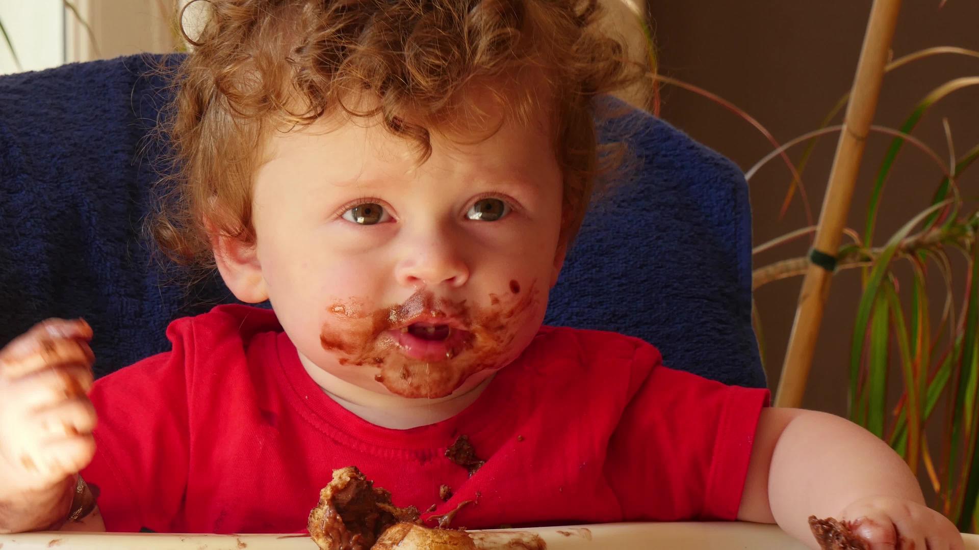 快乐的宝宝正在吃巧克力蛋糕视频的预览图