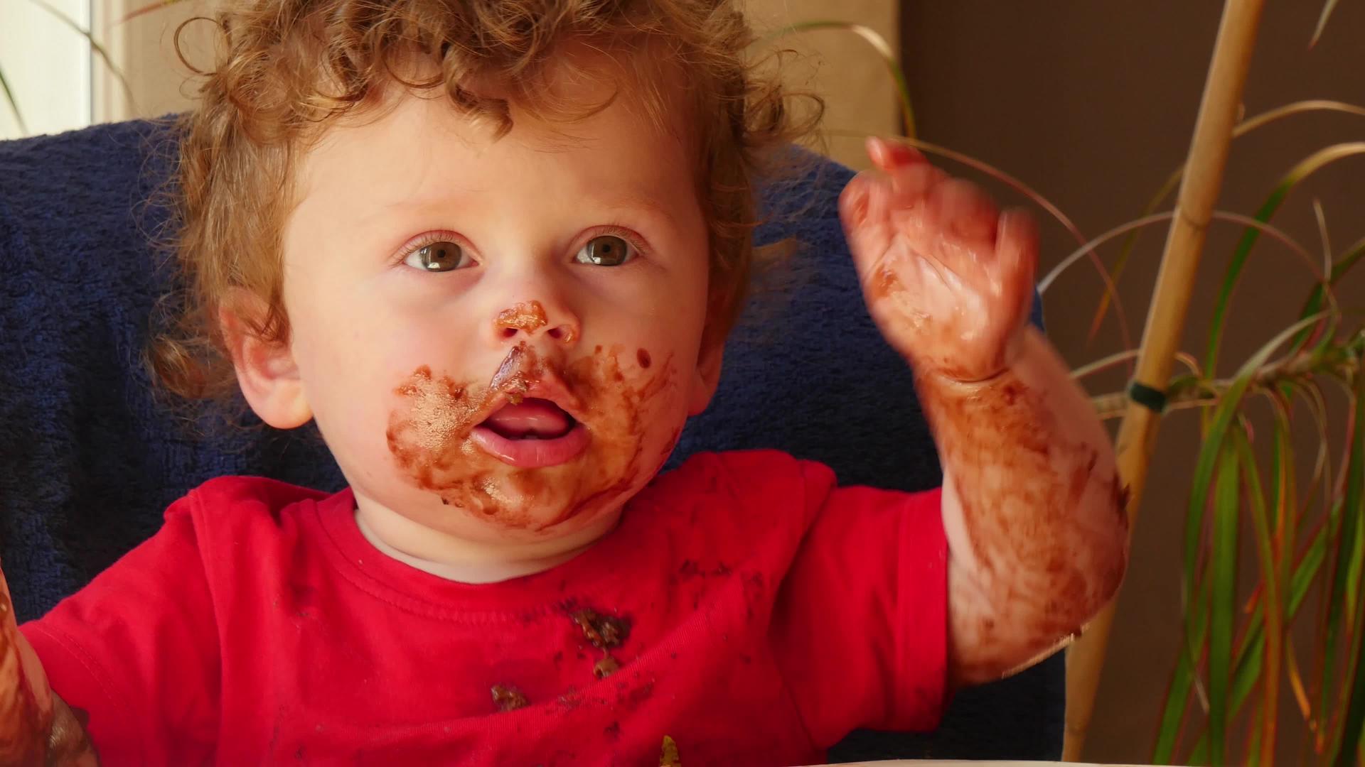 快乐的宝宝正在吃巧克力蛋糕视频的预览图