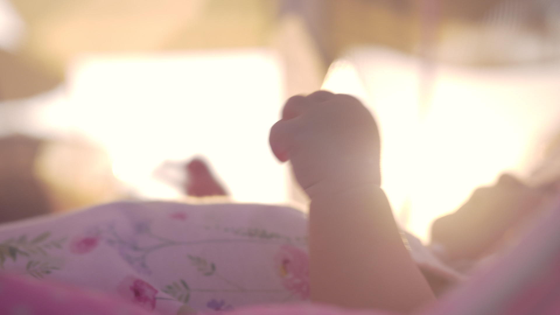 婴儿晚上在阳光下观光视频的预览图