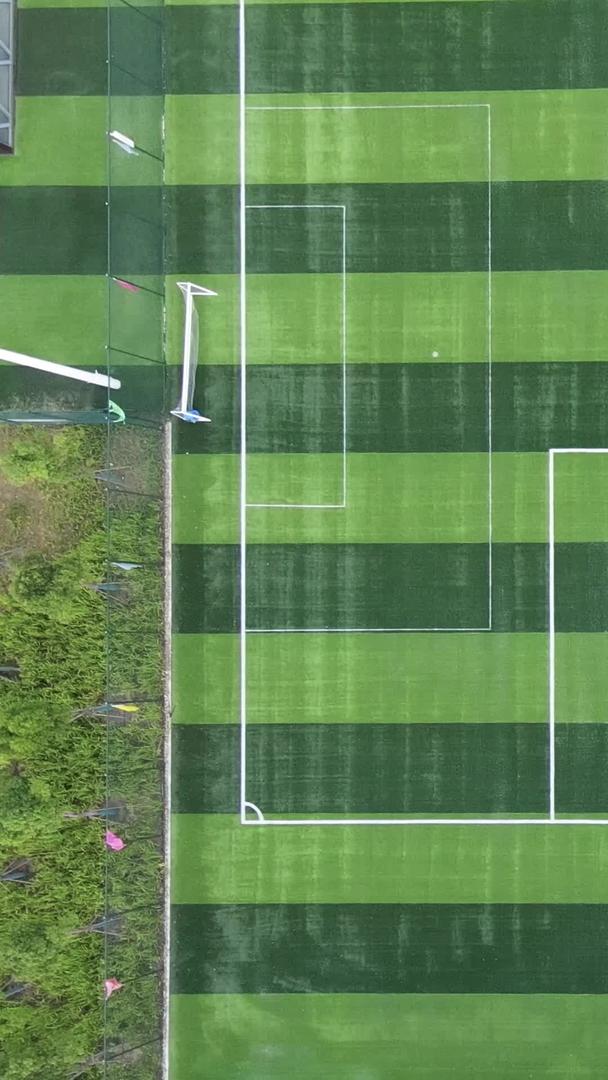 无人驾驶飞机飞过空旷的足球场视频视频的预览图