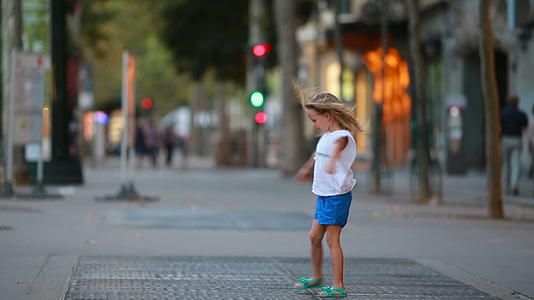 欧洲城市户外可爱的小女孩视频的预览图