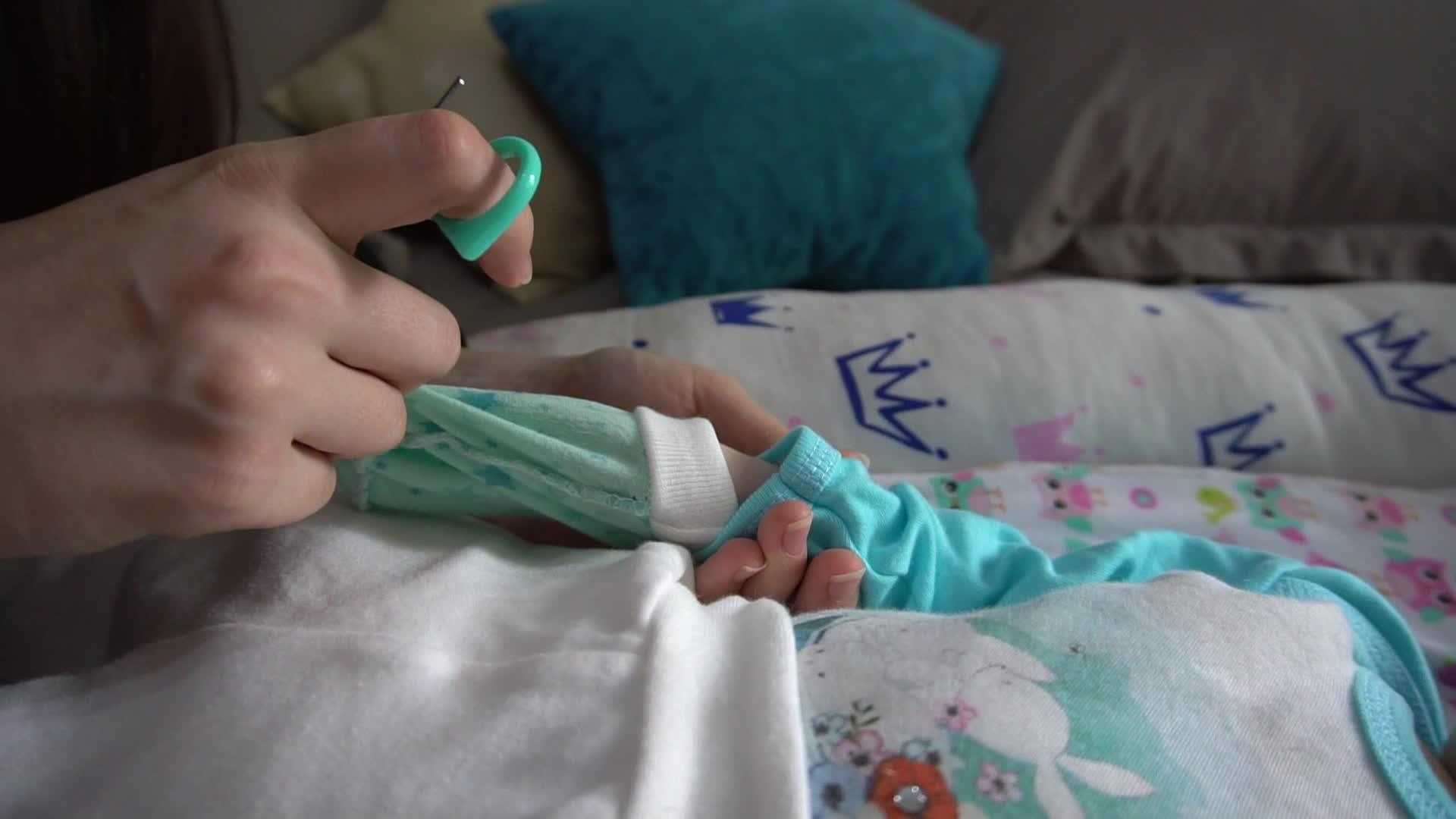 母亲亲切指甲时新生儿的指甲视频的预览图