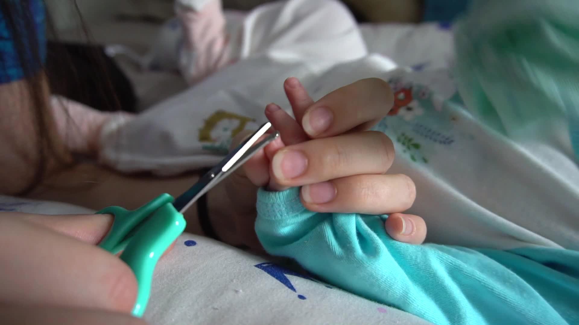 母亲亲切指甲时新生儿的指甲视频的预览图